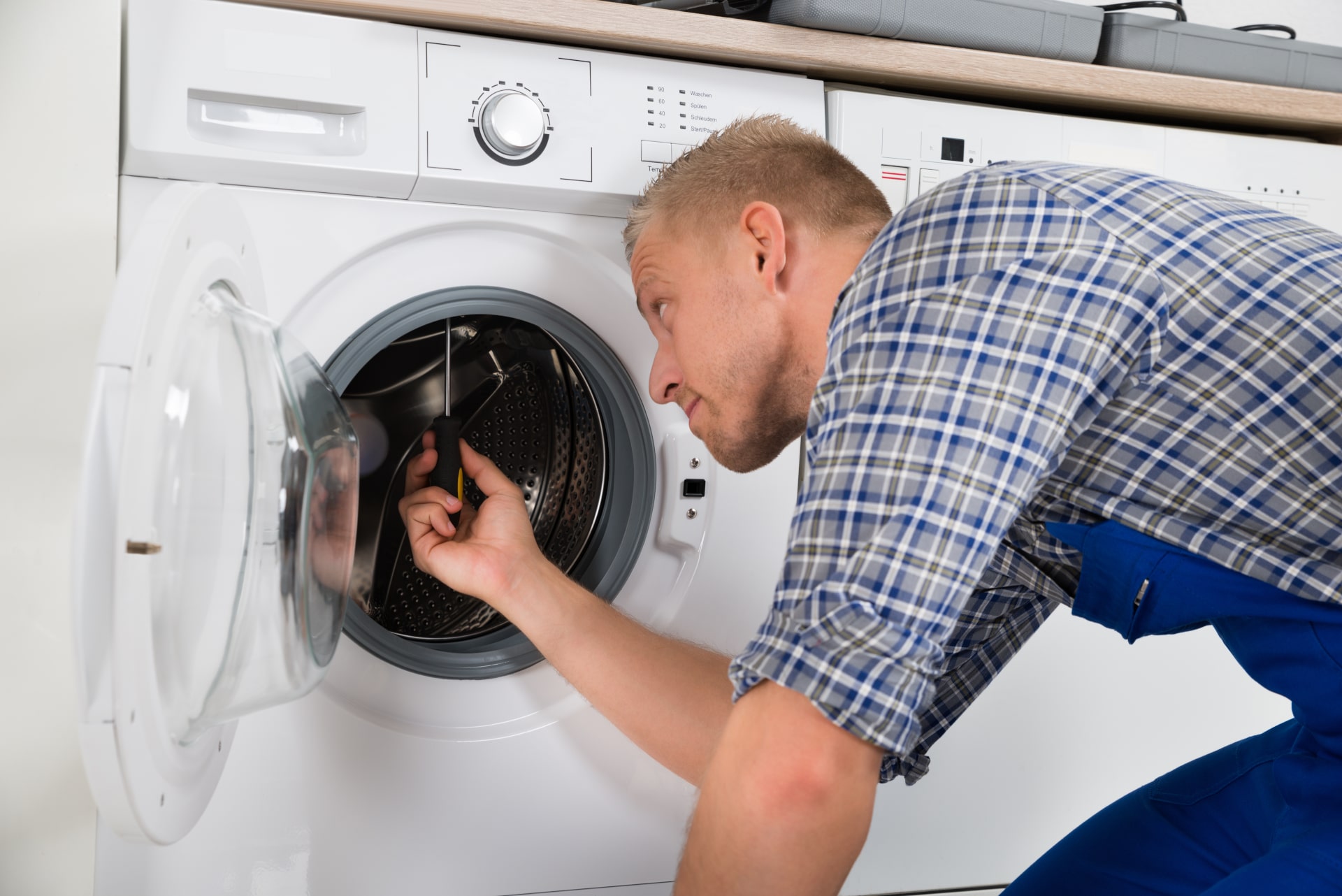 Foto de técnico reparando un Frigorífico Siemens