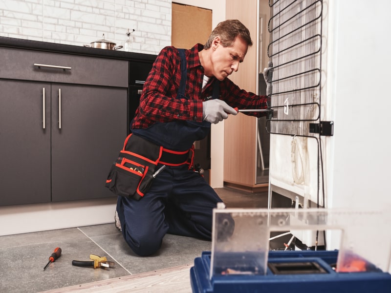técnico reparando Nevera Siemens.