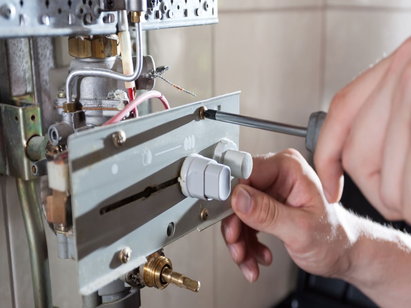 técnico reparando Acumulador Siemens.